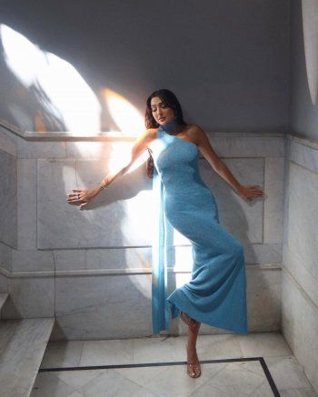 شاهد .. بالصور- بالأزرق..جيسي عبدو تبرز انوثتها وجمالها بفستان رائع