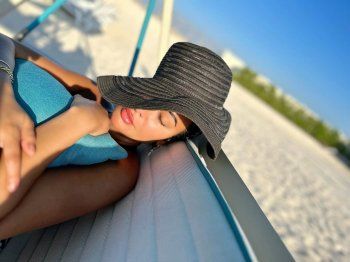 شاهد .. ميرهان حسين تودّع الصيف وتستجم بالمايوه على البحر-بالصور