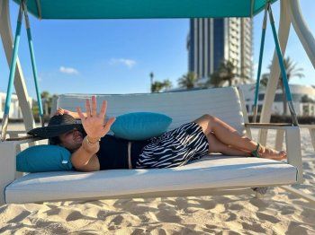 شاهد .. ميرهان حسين تودّع الصيف وتستجم بالمايوه على البحر-بالصور