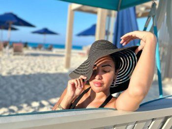 شاهد .. ميرهان حسين تودّع الصيف وتستجم بالمايوه على البحر-بالصور