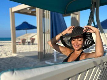 شاهد .. ميرهان حسين تودّع الصيف وتستجم بالمايوه على البحر-بالصور