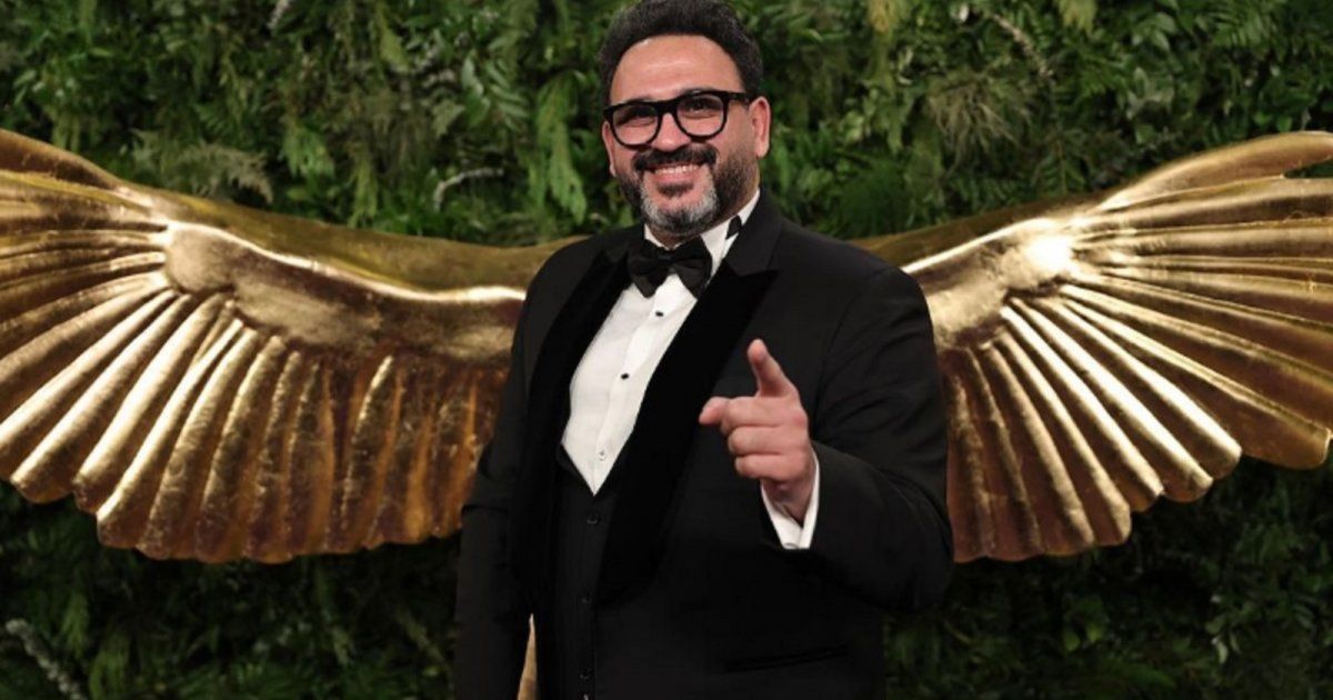 شاهد .. بالصورة- بقبلة وكلمات من الحب..أكرم حسني يعايد إبنته بعيد ميلادها في يوم ميلاده