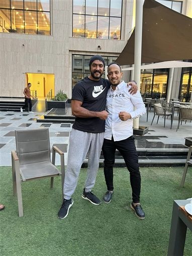 احمد العوضي وزع 150 ألف جنيه هدايا لجمهوره