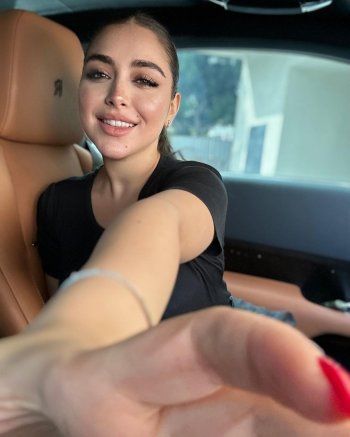 شاهد .. بالصور- من داخل الـ "Rolls Royce"..هيا مرعشلي تسحر الجمهور بجمالها