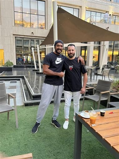 احمد العوضي وزع 150 ألف جنيه هدايا لجمهوره