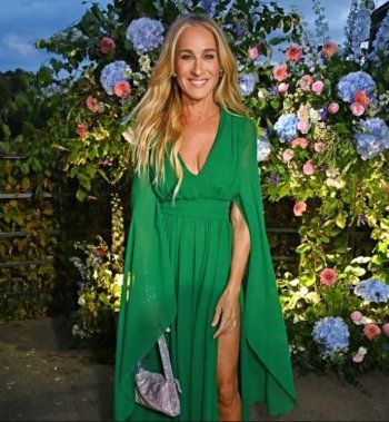 شاهد .. بالصورة - سارة جيسيكا باركر تتألق بفستان أخضر في إحدى السهرات