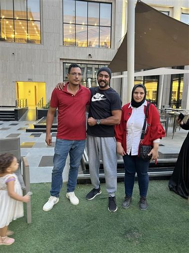 احمد العوضي وزع 150 ألف جنيه هدايا لجمهوره