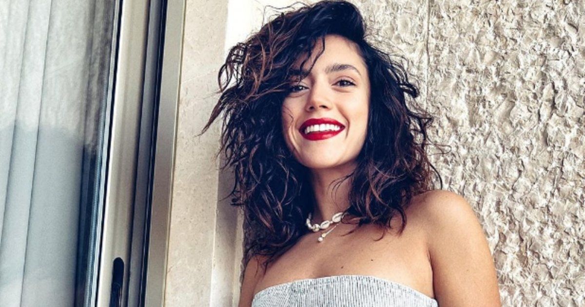 شاهد .. بالصور- بإطلالة فائقة الجمل..ستيفاني عطالله تسحر الجمهور بالابيض