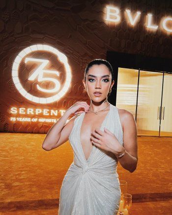 شاهد .. بالصور- بإطلالة فائقة الجمل..ستيفاني عطالله تسحر الجمهور بالابيض