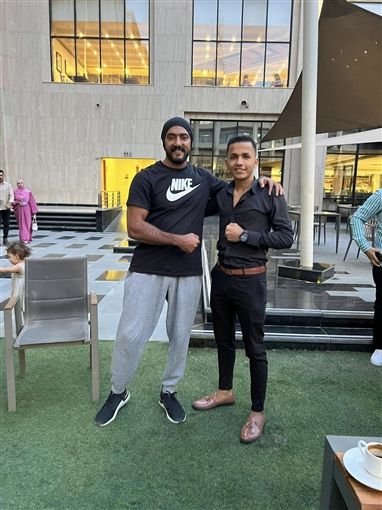 احمد العوضي وزع 150 ألف جنيه هدايا لجمهوره