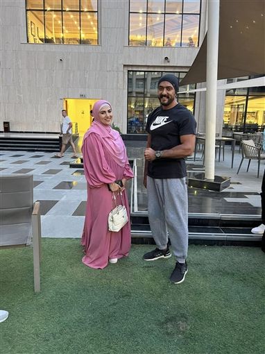 احمد العوضي وزع 150 ألف جنيه هدايا لجمهوره