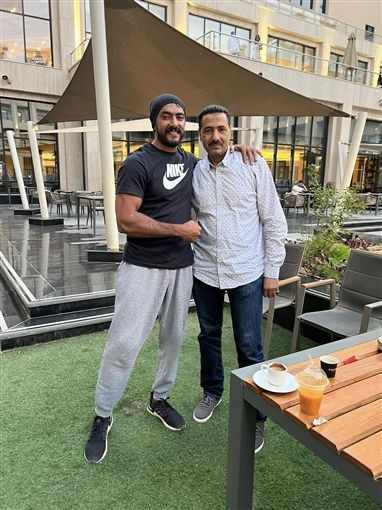 احمد العوضي وزع 150 ألف جنيه هدايا لجمهوره