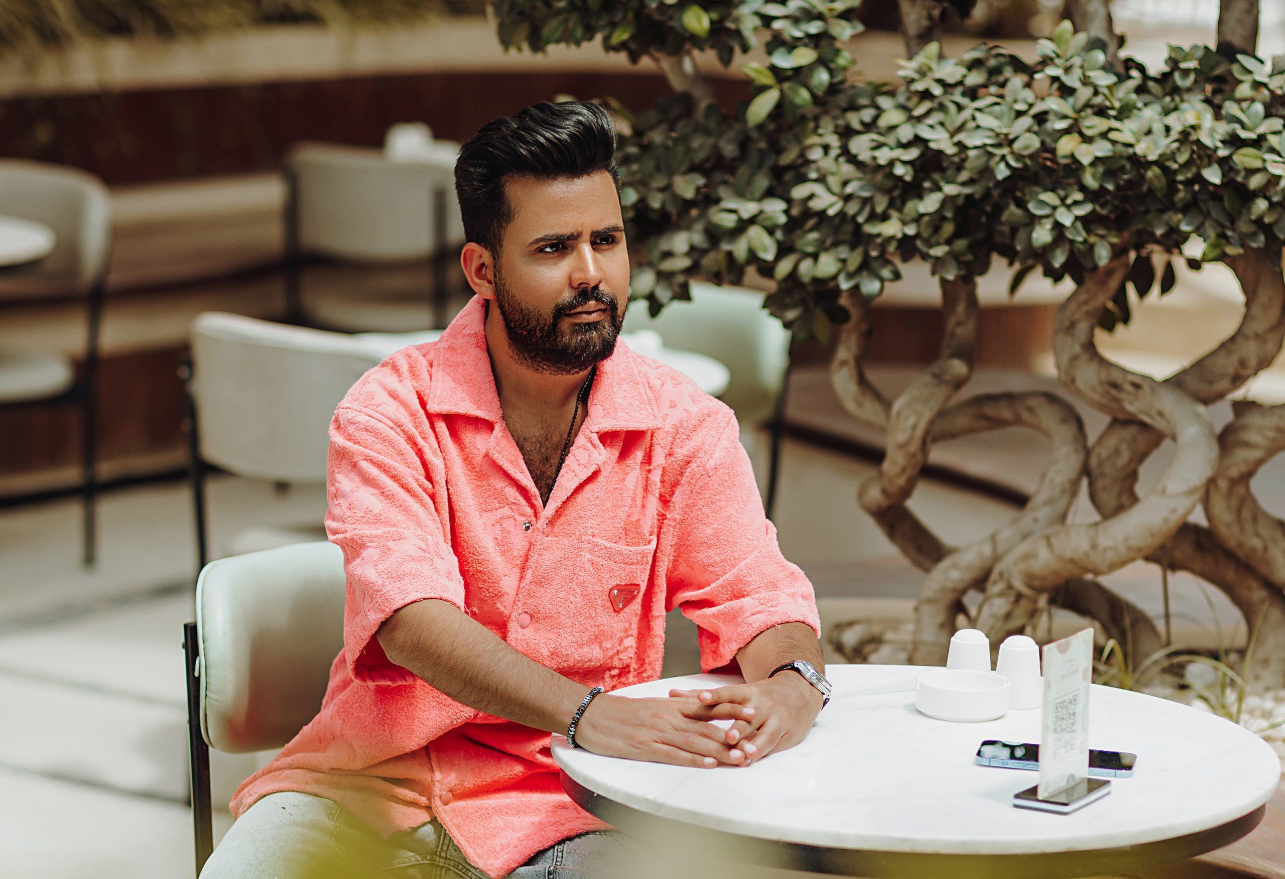 اسمع أغنية قصي حاتم الجديدة “شعندي غيرك”: هتروح في حتة تانية