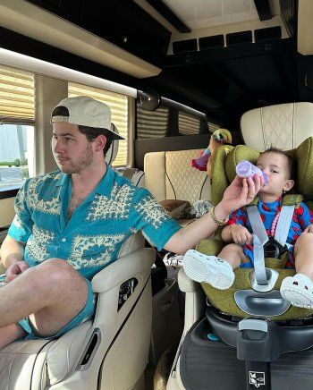 شاهد .. بالصور - عائلة نيك جوناس تعايده وشقيقه جو جوناس ينساه