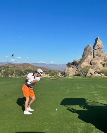 شاهد .. بالصور - عائلة نيك جوناس تعايده وشقيقه جو جوناس ينساه