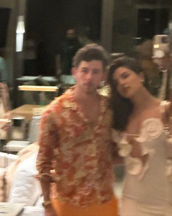 شاهد .. بالصور - عائلة نيك جوناس تعايده وشقيقه جو جوناس ينساه