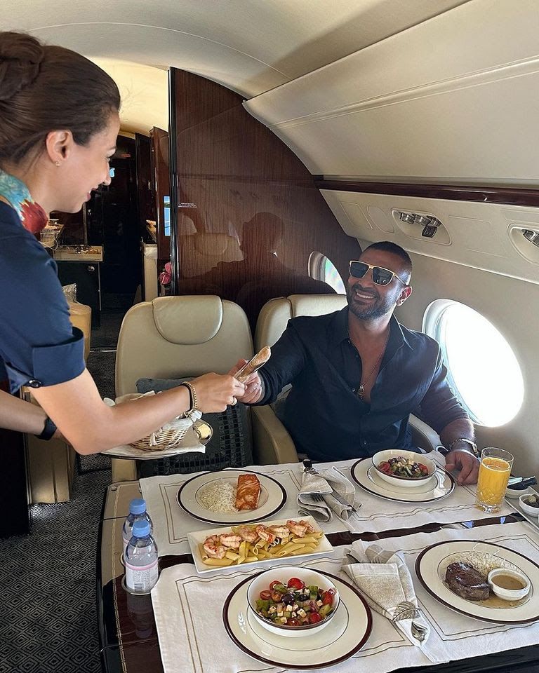 التناكة والعز شكلهم يضحك علي احمد سعد : ارجع لأصلك