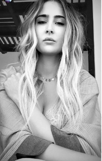 شاهد .. بإطلالة أنيقة.. عائشة بن أحمد تخطف الأنظار في احدث ظهور لها