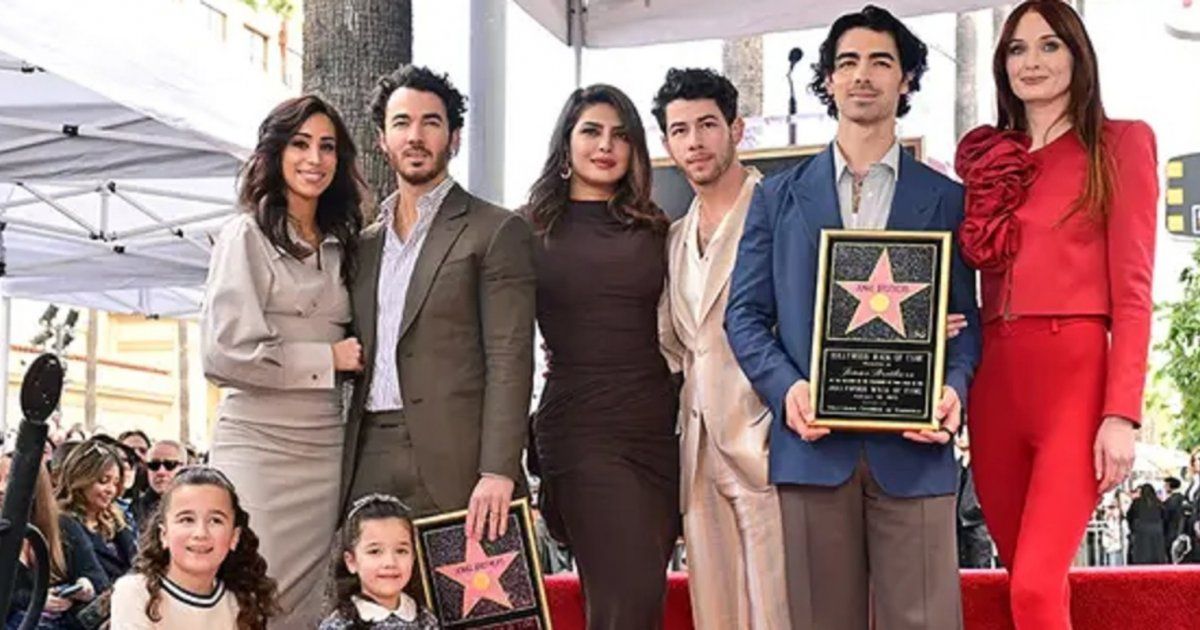 شاهد .. بالصور - عائلة نيك جوناس تعايده وشقيقه جو جوناس ينساه