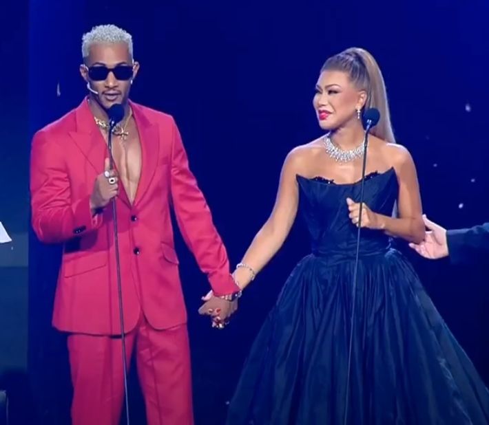 محمد رمضان صالح نوال الزغبي ببوسة وحضن : شاهد