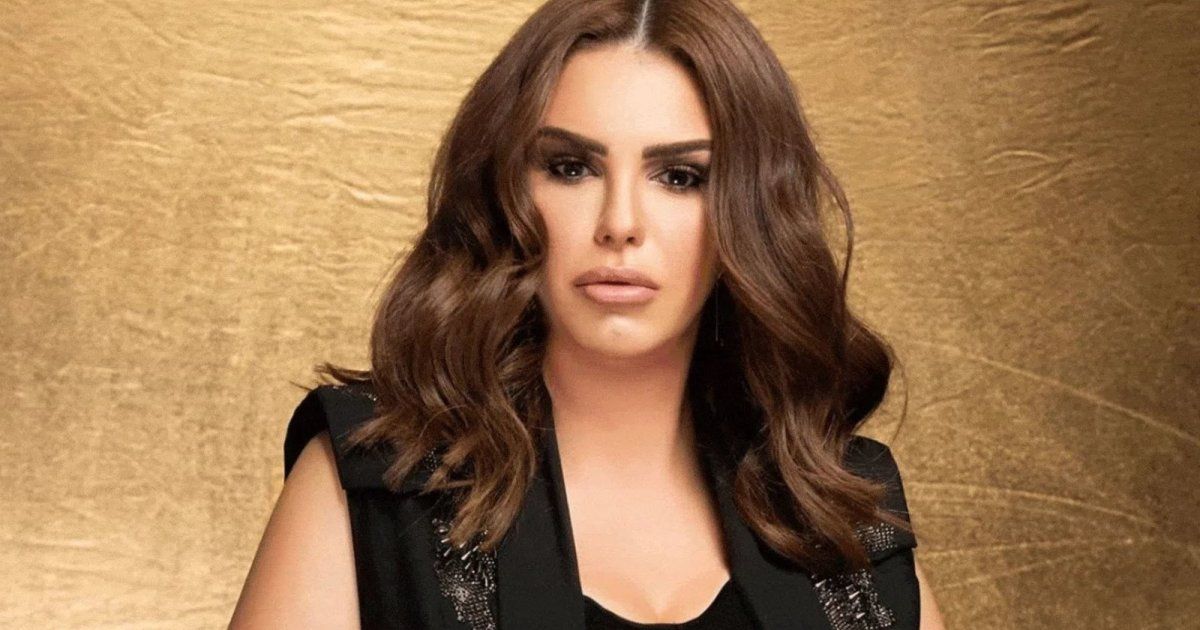 شاهد .. دنيا عبد العزيز تستعين بالعكاز في عزاء شقيق محمد فؤاد - بالصورة