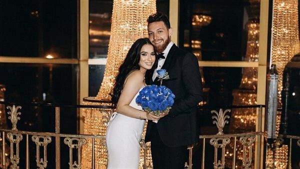 شاهد .. قبلات محمود حجازي لزوجته في حفل الزفاف