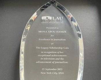 شاهد .. جائزة "التميز في الصحافة" من حصة منى أبو حمزة- بالصور