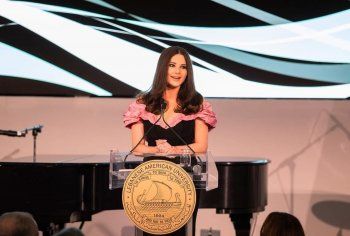 شاهد .. جائزة "التميز في الصحافة" من حصة منى أبو حمزة- بالصور