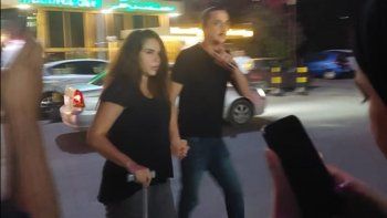 شاهد .. دنيا عبد العزيز تستعين بالعكاز في عزاء شقيق محمد فؤاد - بالصورة