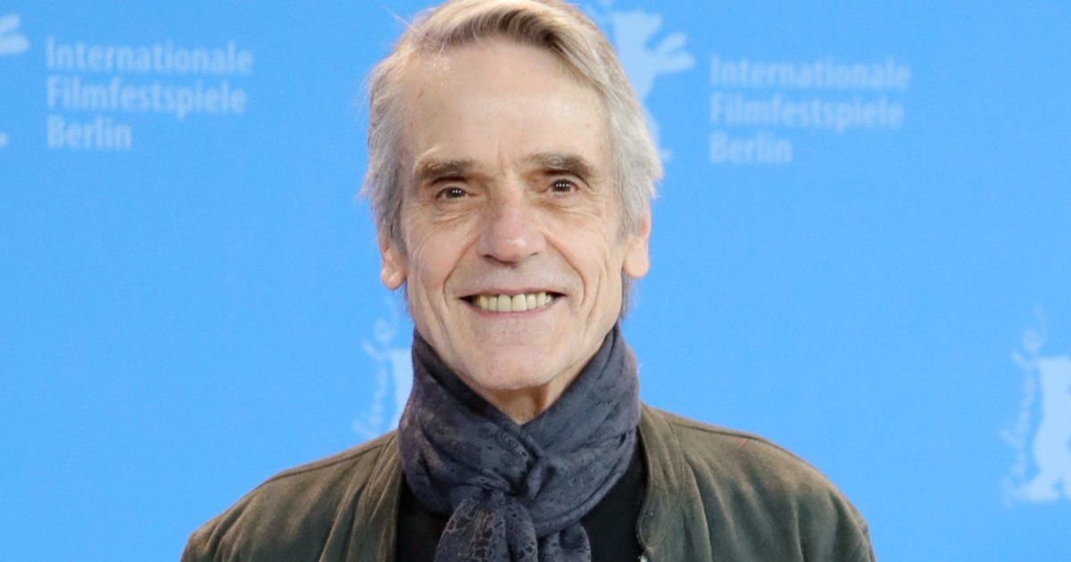 شاهد .. جيريمي آيرونز كان يفكر بهذه المهنة قبل أن يصبح ممثلاً .. ولقب بهذا اللقب الغريب !