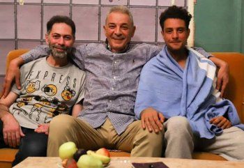 شاهد .. بالصور- زيارة مفاجئة تفرح أحمد الفيشاوي في مكان تصوير فيلمه..وهذا ما قاله