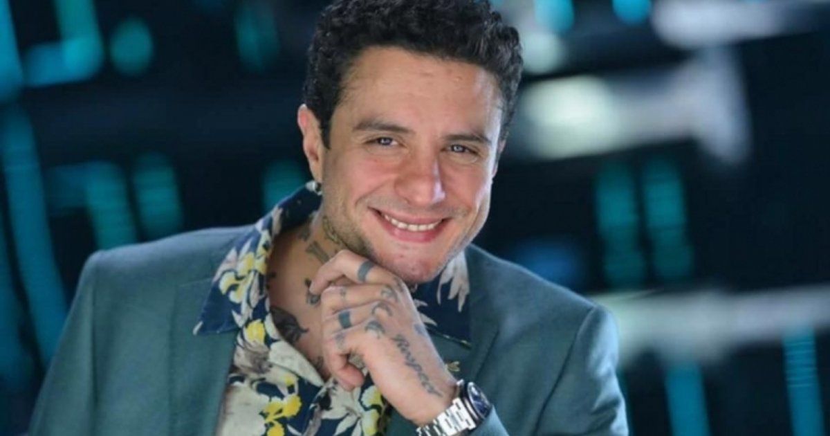 شاهد .. الجمهور مستغرب من تصرف أحمد الفيشاوي اتجاه دينا.. لماذا وضع يديه على ساقيها