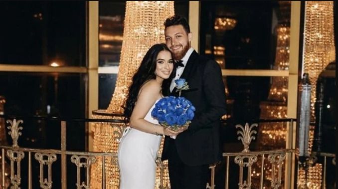 شاهد .. قبلات محمود حجازي لزوجته في حفل الزفاف