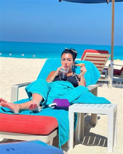 بالبكيني علي البحر : ميرهان حسين بتاكل بيتزا – شاهد