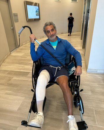 شاهد .. بالصورة - نقل الإعلامي باسم يوسف الى المستشفى .. ماذا حدث له ؟