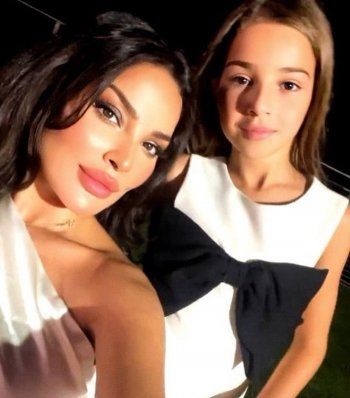 شاهد .. بصور جمعتها بـ "ملائكتها"..نادين نسيب نجيم تتألق بالأبيض مع أولادها