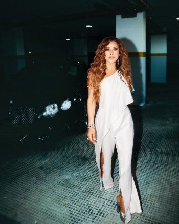 شاهد .. بالصور- نجوى كرم تخطف الأنظار بلوك رائع واناقة عالية