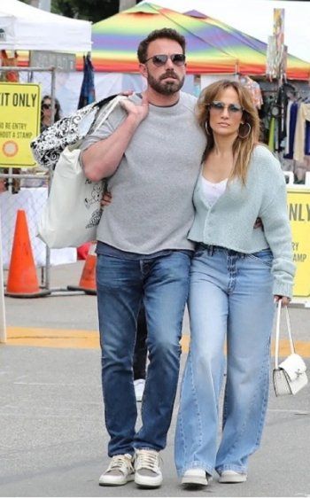 شاهد .. بالصورة - جينيفر لوبيز وبن أفليك يتمشيان كالمراهقين في شوارع لوس أنجلوس