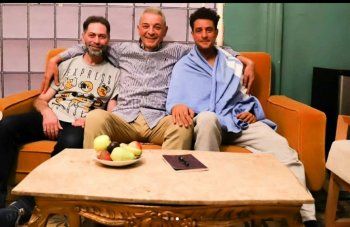 شاهد .. بالصور- زيارة مفاجئة تفرح أحمد الفيشاوي في مكان تصوير فيلمه..وهذا ما قاله