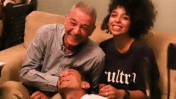 شاهد .. بالصور- زيارة مفاجئة تفرح أحمد الفيشاوي في مكان تصوير فيلمه..وهذا ما قاله