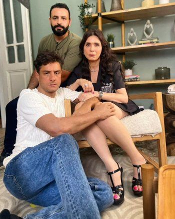 شاهد .. الجمهور مستغرب من تصرف أحمد الفيشاوي اتجاه دينا.. لماذا وضع يديه على ساقيها