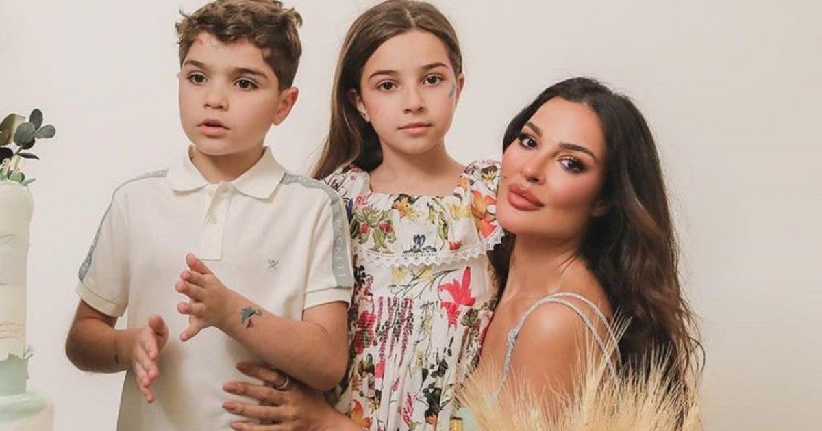 شاهد .. بصور جمعتها بـ "ملائكتها"..نادين نسيب نجيم تتألق بالأبيض مع أولادها