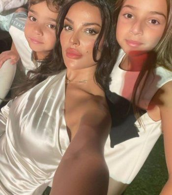 شاهد .. بصور جمعتها بـ "ملائكتها"..نادين نسيب نجيم تتألق بالأبيض مع أولادها