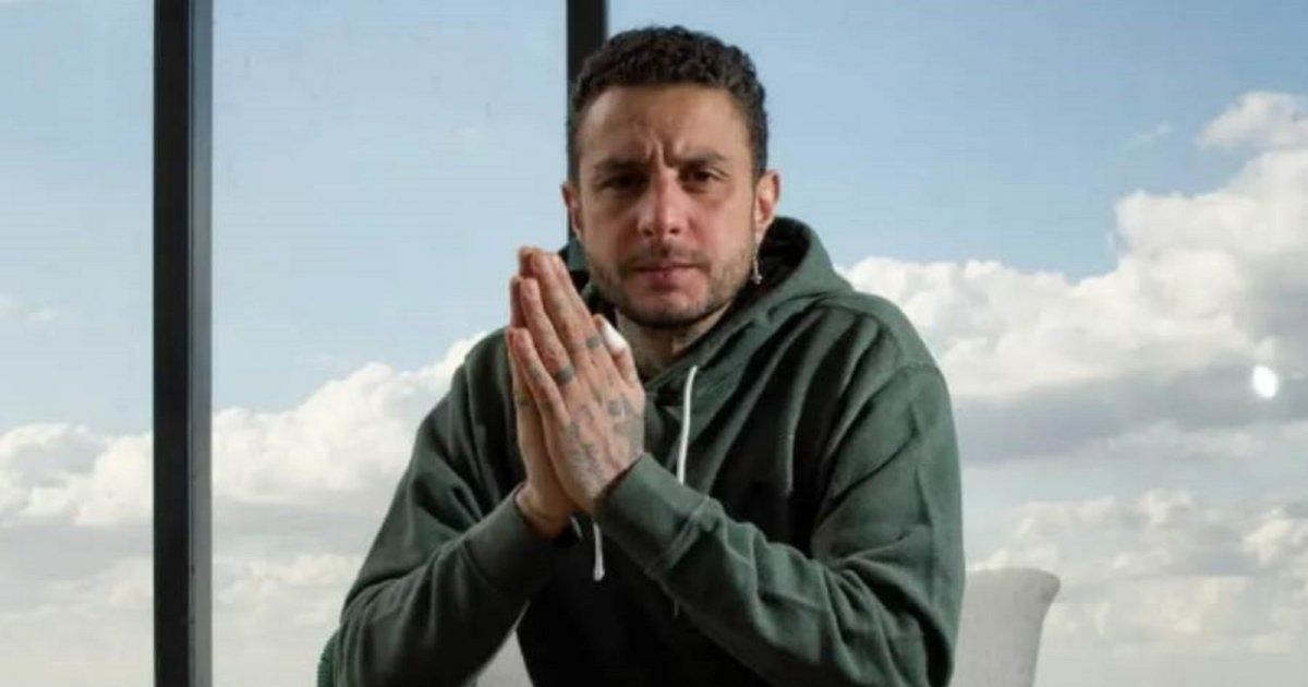 شاهد .. بالصور- زيارة مفاجئة تفرح أحمد الفيشاوي في مكان تصوير فيلمه..وهذا ما قاله