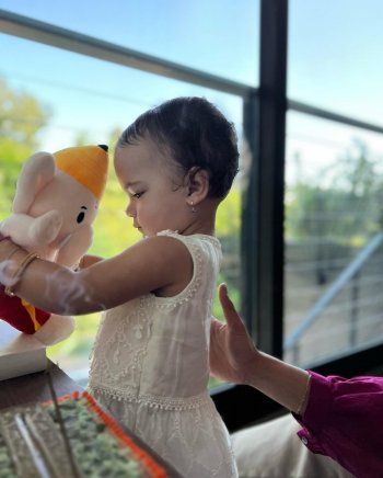 شاهد .. بالصور - بريانكا شوبرا تربي إبنتها على الديانة الهندوسية.. إليكم التفاصيل