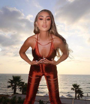 شاهد .. بالصور- على غروب الشمس..مايا دياب تبهر الجمهور بالأحمر