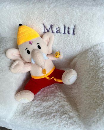 شاهد .. بالصور - بريانكا شوبرا تربي إبنتها على الديانة الهندوسية.. إليكم التفاصيل