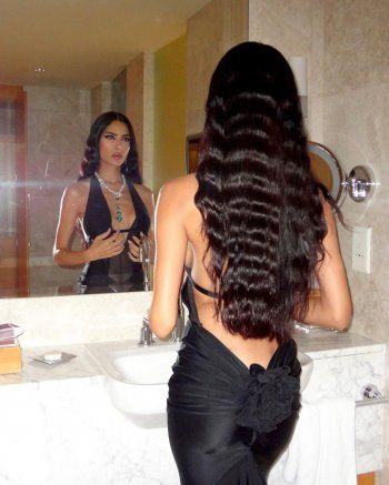 شاهد .. بالصور- بفستان أسود مكشوف الظهر.. هدى المفتي تستعرض أنوثتها