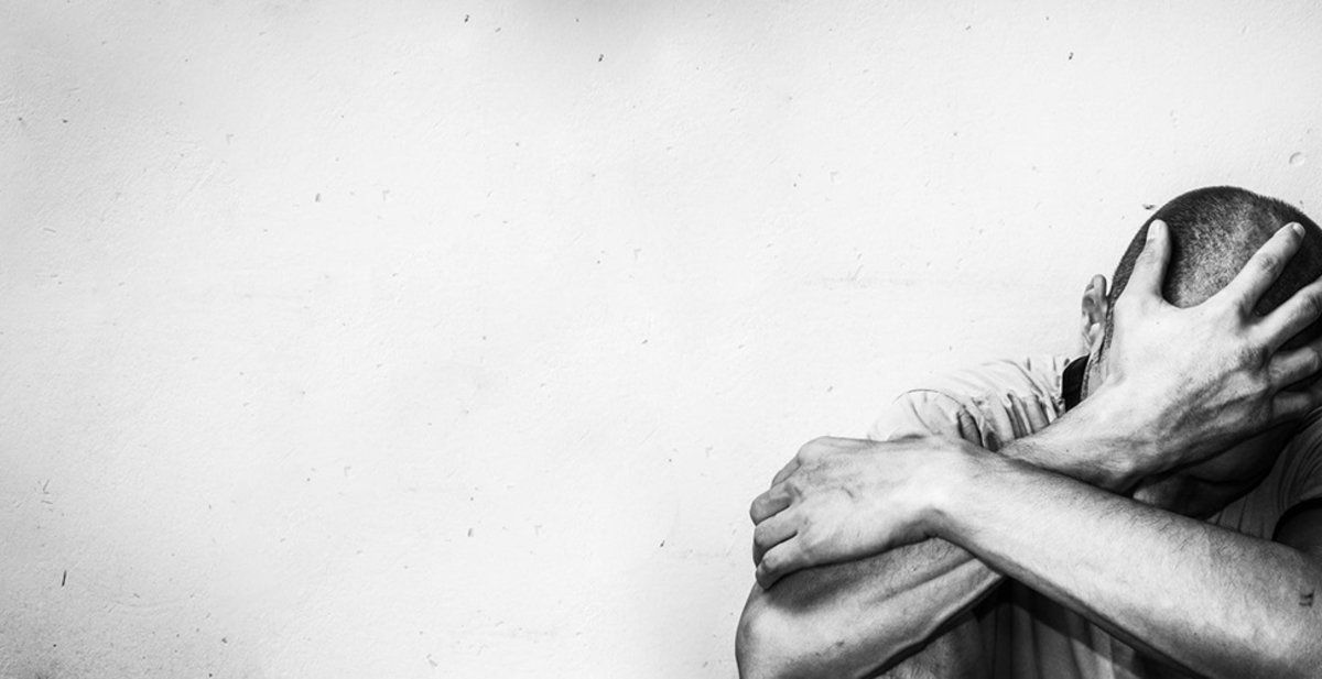 شاهد .. ممثل مصري ينهار في بث مباشر ويعتذر .. فما القصة ؟