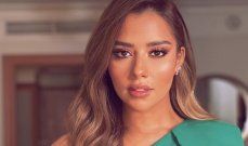 شاهد .. بالصور- بفستان أسود مكشوف الظهر.. هدى المفتي تستعرض أنوثتها